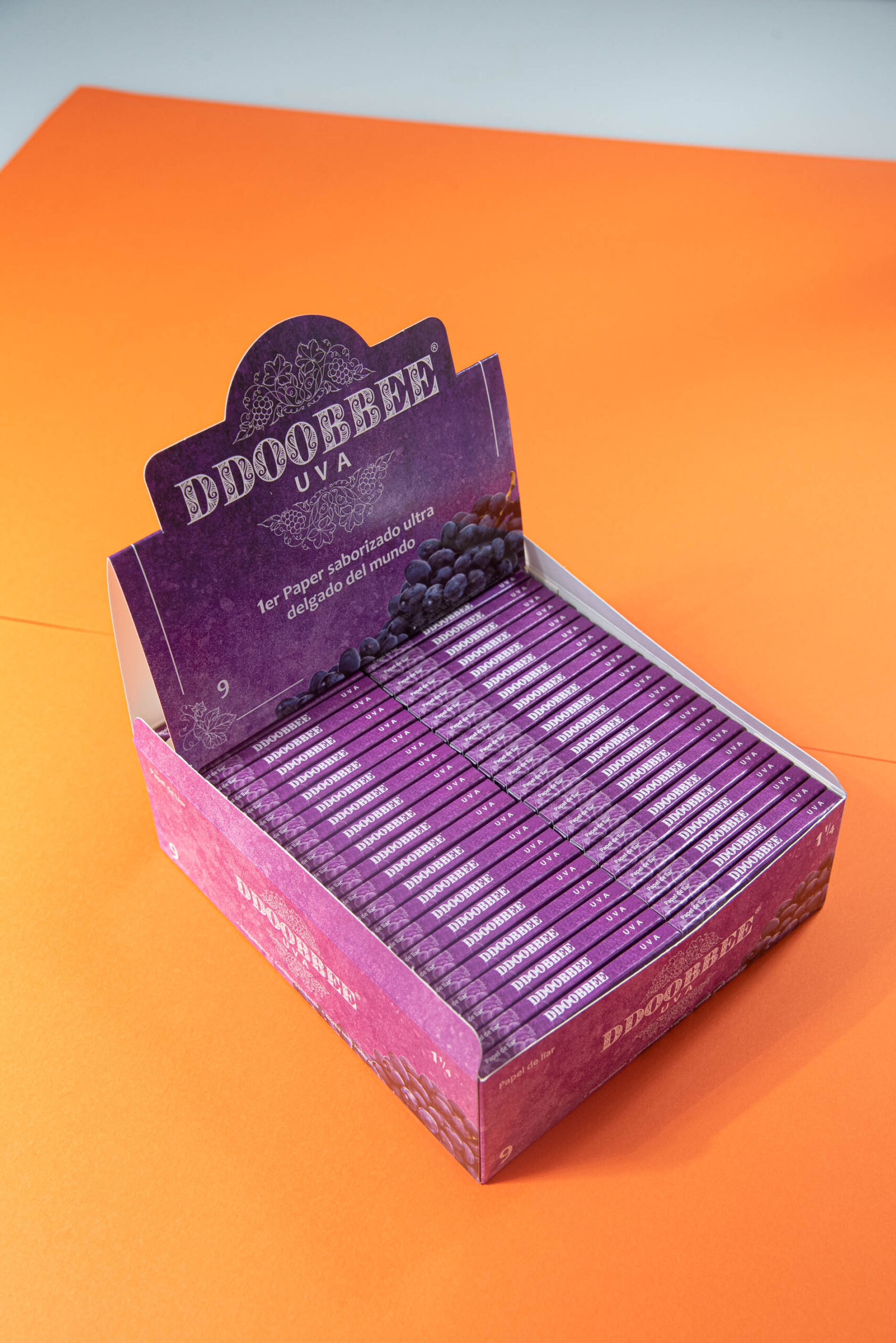 Papel de liar Ddoobbee Uva 1 1/4 con sabor a uva. Tres libritos morados.