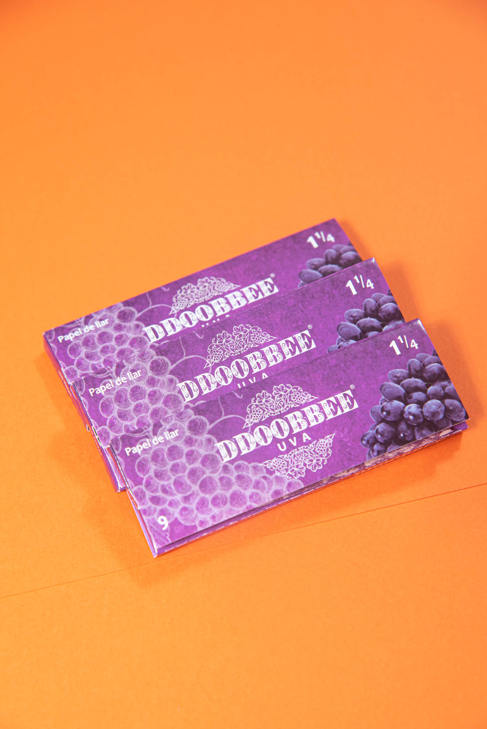 Papel de liar Ddoobbee Uva 1 1/4 con sabor a uva. Tres libritos morados.